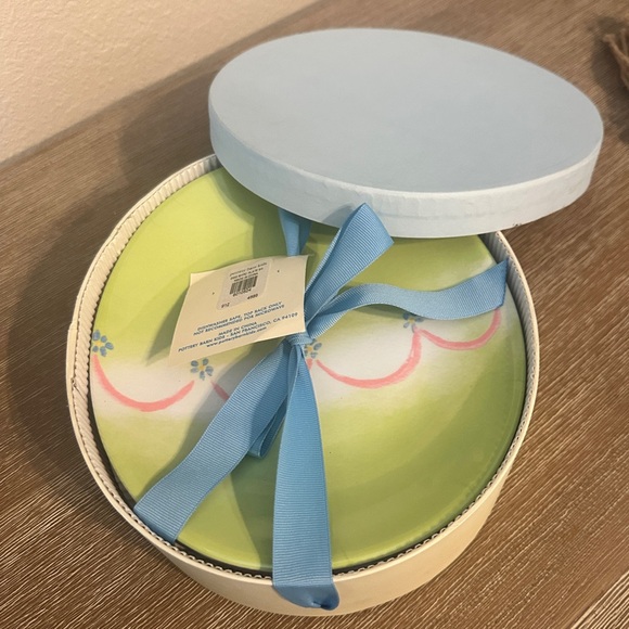 Pottery Barn Kids Melamine Egg Shaped Pastel Plates Set of 4 with gift box - Picture 1 of 3